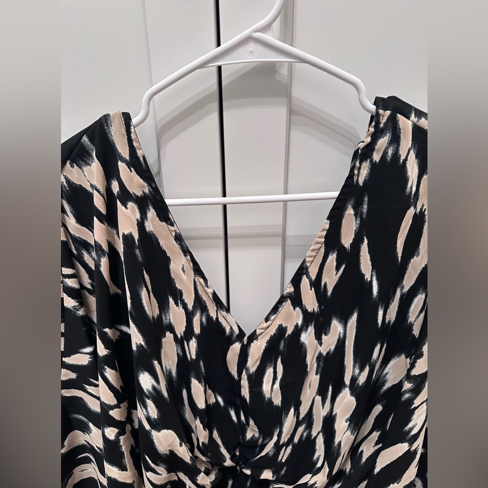 Linden printed kimono romper- from Vici Collection - Picture 3 of 8